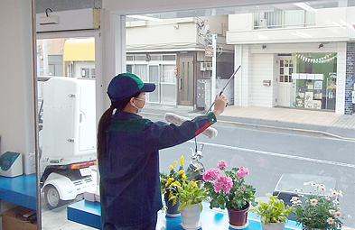 
オフィス・店舗クリーニング　オンラインショップ「ひとえいち」のオフィス窓ガラス清掃風景