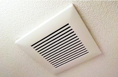 
ハウスクリーニング　オンラインショップ「ひとえいち」の室内吸排気口カバー清掃風景