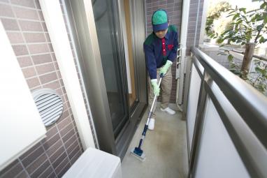 
ハウスクリーニング　オンラインショップ「ひとえいち」のベランダ床清掃風景