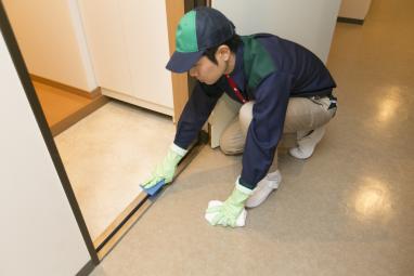 
ハウスクリーニング　オンラインショップ「ひとえいち」の玄関清掃風景